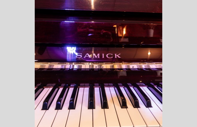 Used Samick Polished Mahogany SU115 Upright Piano - All Inclusive Premium Package (SN:HIK01319) - Image 6